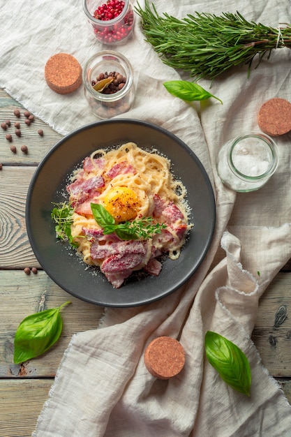 Pasta alla carbonara. Spaghetti Con Pancetta, Prezzemolo E Parmigiano