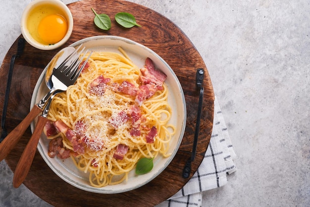 Pasta alla carbonara Spaghetti con pancetta uovo parmigiano e salsa di panna su vecchio sfondo grigio tavolo in cemento Cucina tradizionale italiana e piatto Pasta alla carbonara Vista dall'alto