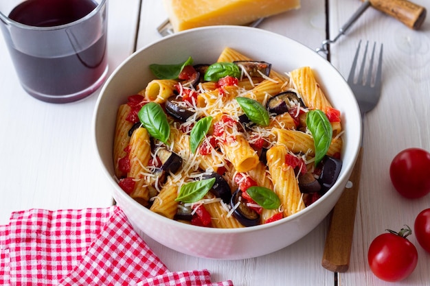 Pasta alla Norma con melanzane pomodori formaggio e basilico Cucina italiana Cucina vegetariana