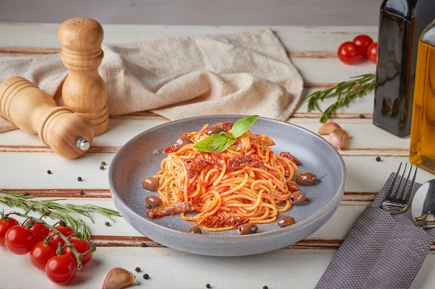 Pasta alle olive, in legno bianco