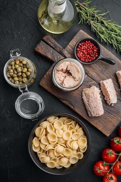 Pasta almentica con ingredienti di mare, sul nero