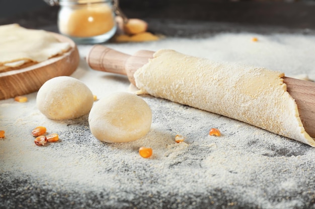 Pasta azzima per tortillas con il mattarello sul tavolo della cucina