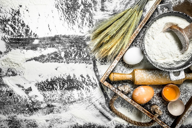 Pasta backround Farina con uova e mattarello sul tavolo di pietra