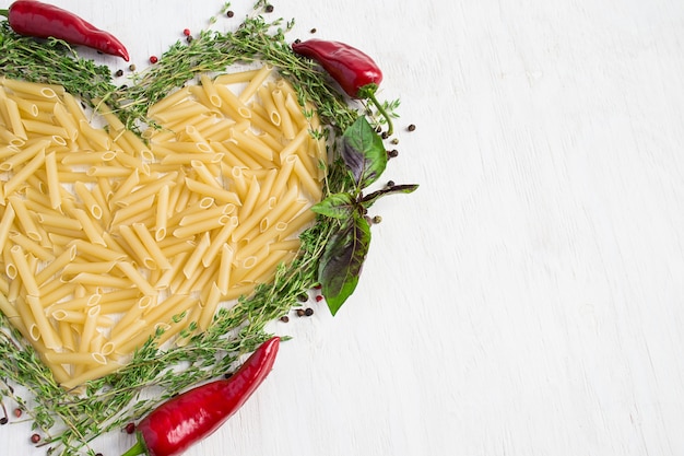 Pasta, basilico, spezie - Cucina italiana. Cibo sano, dieta