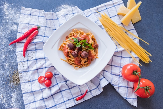 Pasta Bolognese sul piatto bianco. Spaghetti su sfondo blu