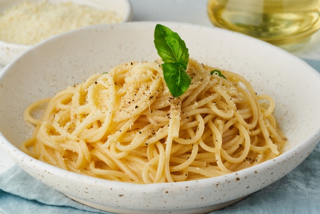 Pasta cacio e pepe. Spaghetti con parmigiano e pepe.