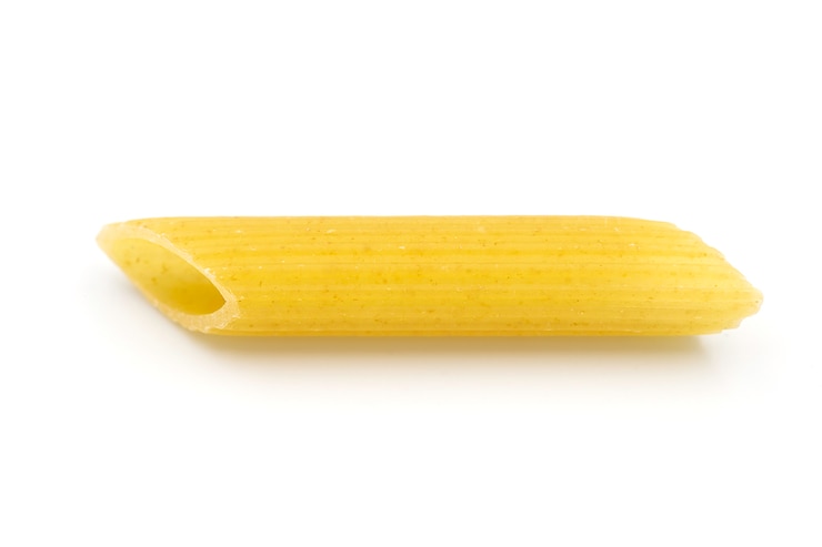 Foto pasta casalinga del penne su fondo bianco
