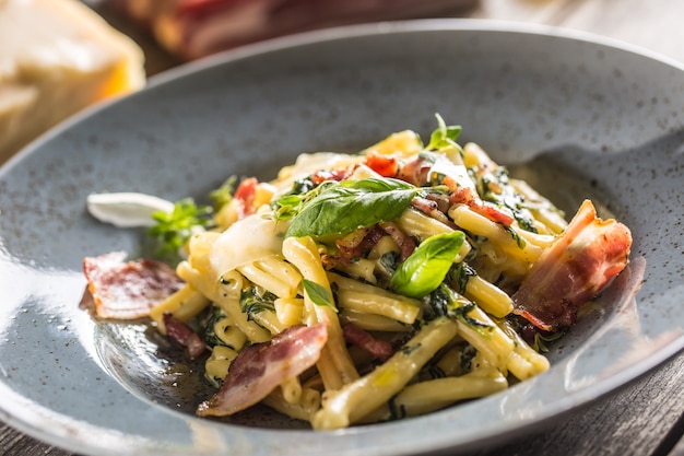 Pasta casarecce con pancetta pancetta parmigiano e erbette basilico. Cucina italiana o mediterranea.