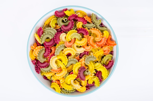 Pasta colorata con aggiunta di coloranti naturali vegetali, alimentazione sana. Foto dello studio.