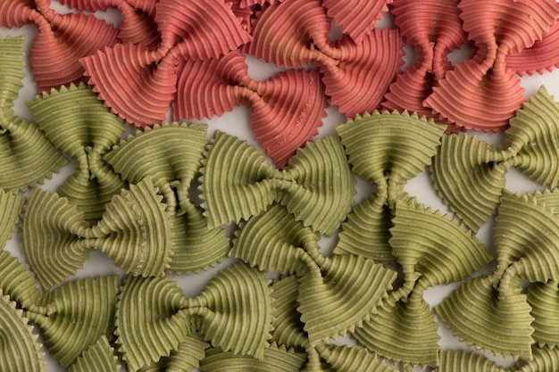 Pasta colorata con papillon. Farfalle multiple del primo piano isolate.