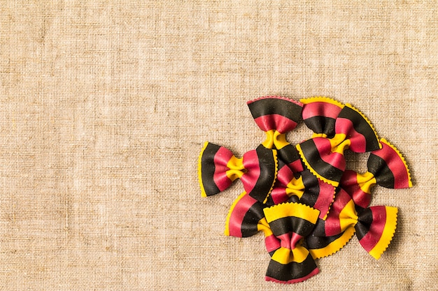 Pasta colorata cruda del farfalle Concetto di cottura Vista superiore