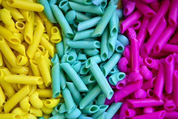 Pasta colorata in giallo, blu e rosa