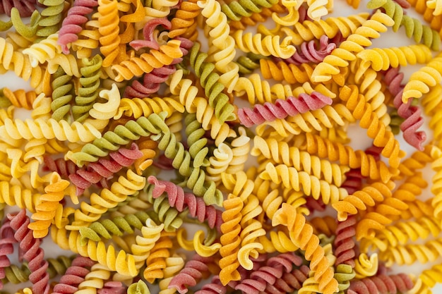 Pasta colorata mista su fondo bianco