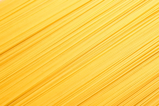 Pasta come sfondo, spazio per il testo e primo piano. Pasta integrale non cotta