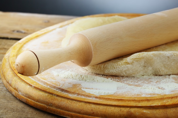 Pasta con accessori da cucina in composizione sul tavolo.