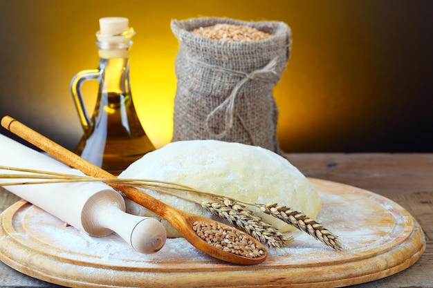 Pasta con accessori da cucina in composizione sul tavolo.