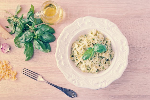 Pasta con basilico e salsa del pestello nella ciotola