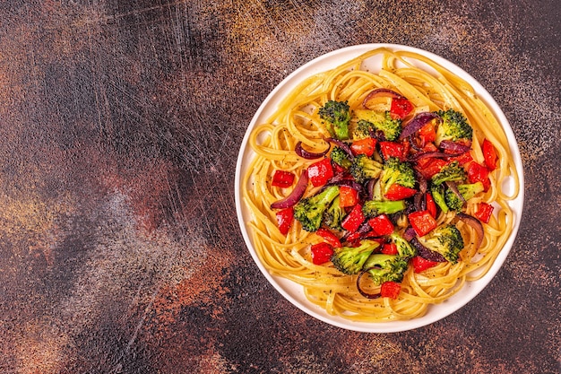 Pasta con broccoli, pepe, cipolla, vista dall'alto.