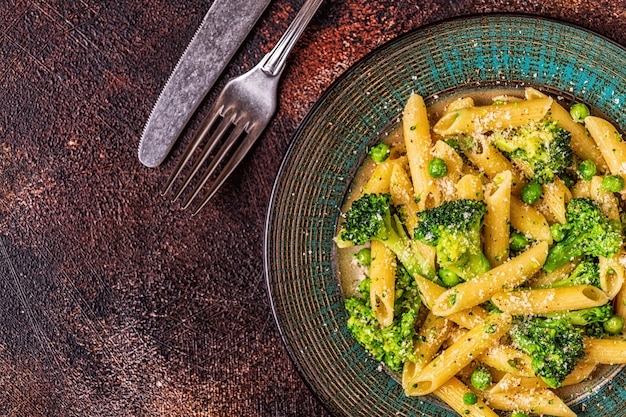 Pasta con broccoli, piselli, aglio e formaggio