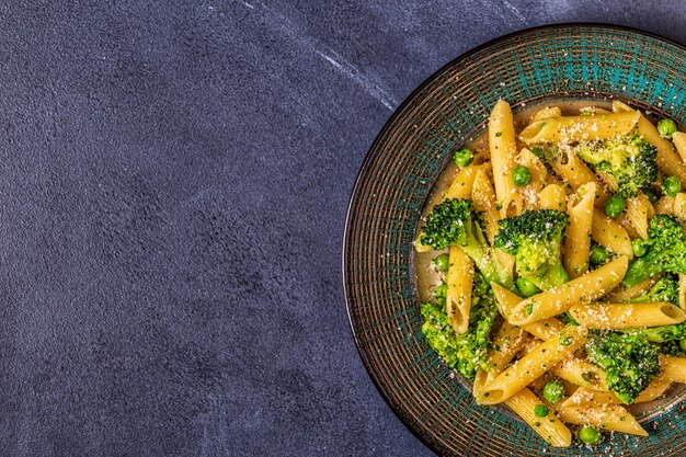 Pasta con broccoli, piselli, aglio, formaggio