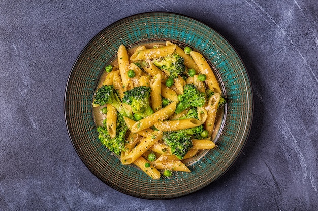Pasta con broccoli, piselli, aglio, formaggio