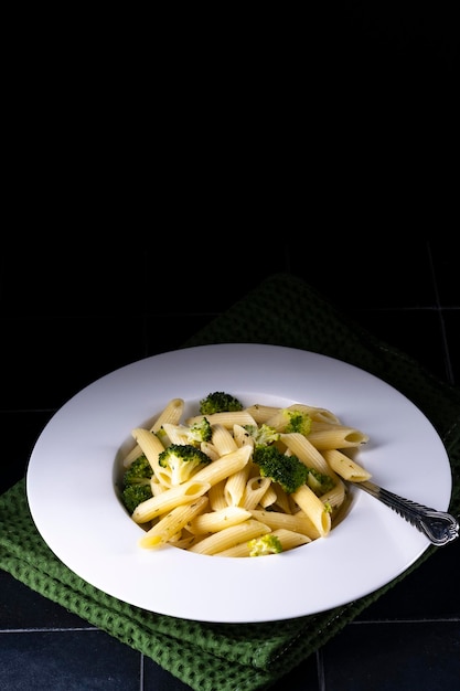 Pasta con broccoli su sfondo nero