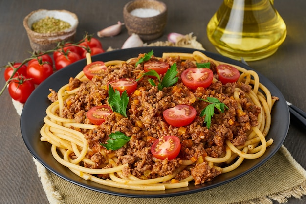 Pasta con bucatini alla bolognese e pomodori