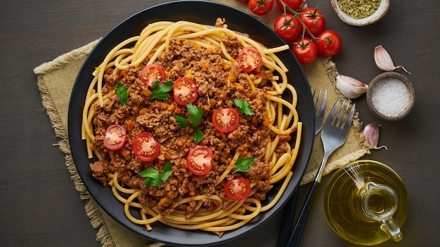 Pasta con bucatini alla bolognese e pomodori