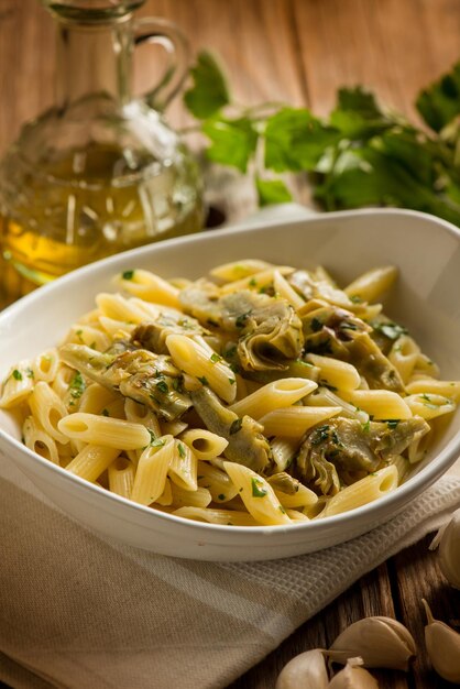 Pasta con carciofi saltati aglio e olio d'oliva