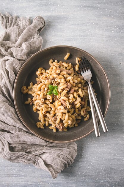 Pasta con carne in umido pasta ai corni marinari fatta in casa senza persone