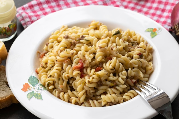 Pasta con carne macinata e pomodori in un piatto bianco