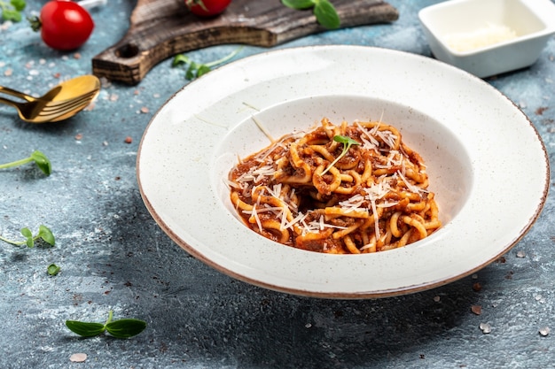 Pasta con carne, salsa di pomodoro e verdure, pasta italiana alla bolognese. banner, menu, posto ricetta per testo, vista dall'alto,