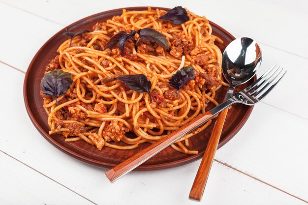 Pasta con carne, salsa di pomodoro e verdure sul tavolo