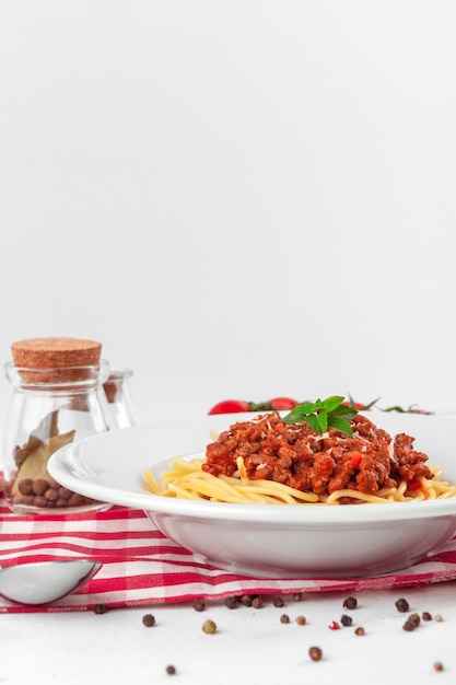 Pasta con carne, salsa di pomodoro e verdure sul tavolo