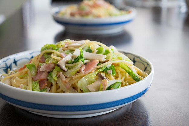 Pasta con cavolo cappuccio, funghi trombetta e pancetta