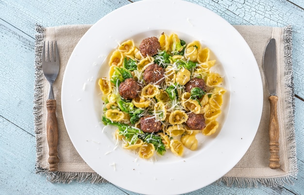 Pasta con cavolo e polpette