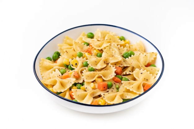 Pasta con cibo vegetale su bianco isolato