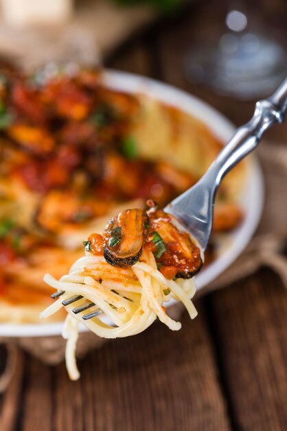 Pasta con cozze e salsa di pomodoro