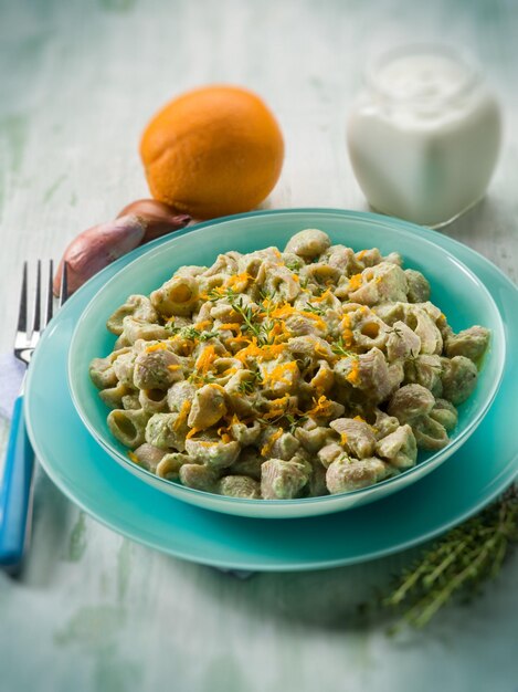 Pasta con crema di carciofi e buccia d'arancia a fuoco selettivo