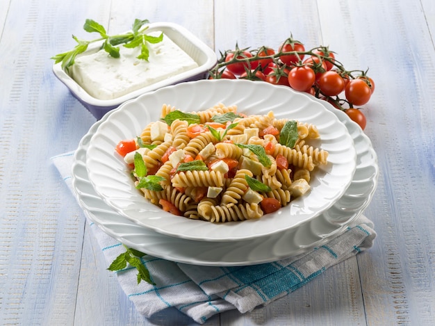 Pasta con feta pomodori freschi e foglia di menta