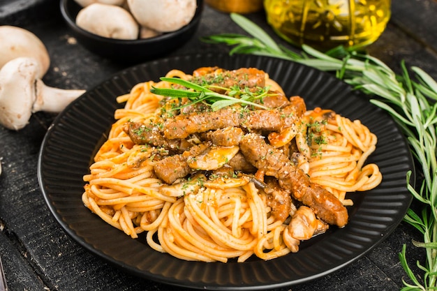 Pasta con filetto di manzo e funghi