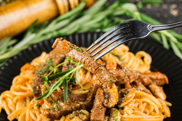 Pasta con filetto di manzo e funghi