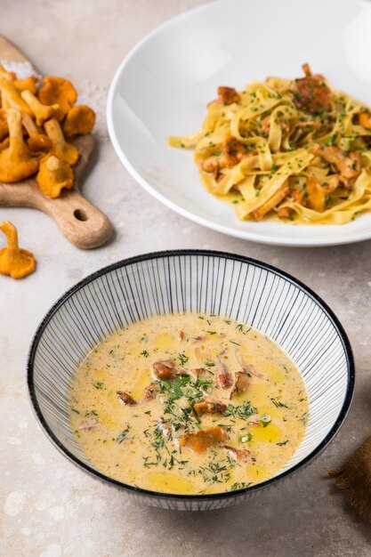 Pasta con finferli, funghi e Cucina vegetariana Cucina italiana Spinatnudeln mit Lachs