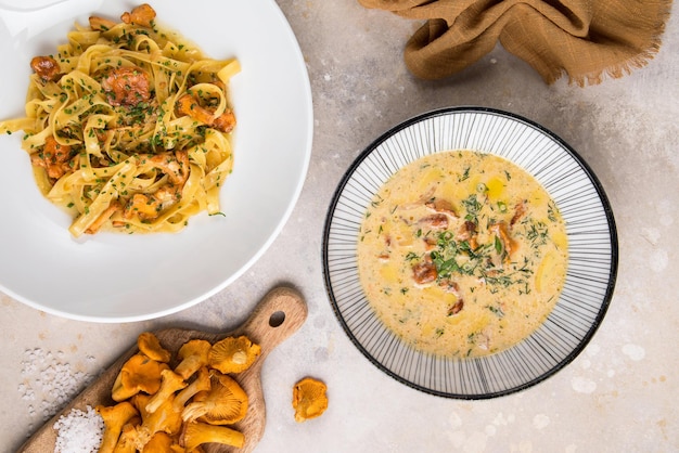 Pasta con finferli, funghi e Cucina vegetariana Cucina italiana Spinatnudeln mit Lachs