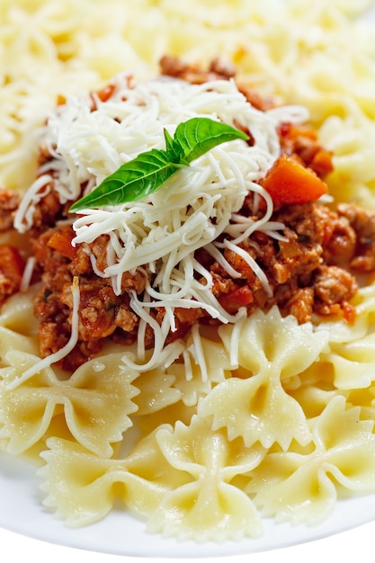 Pasta con formaggio di carne e guarnire con menta.