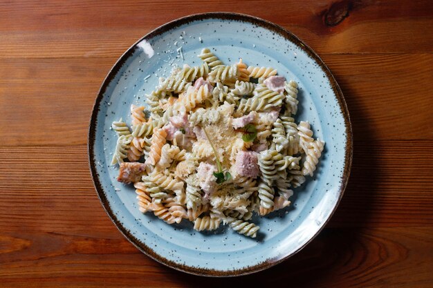 Pasta con formaggio e carne