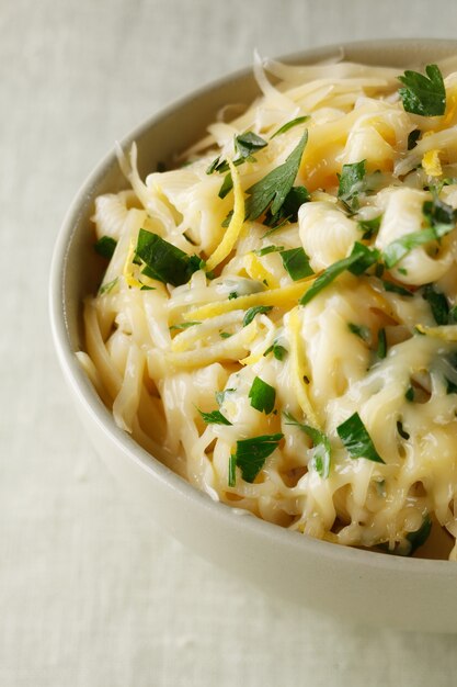 Pasta con formaggio e scorza di limone