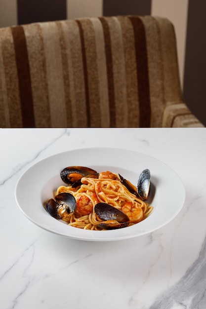 Pasta con frutti di mare sul tavolo nel ristorante