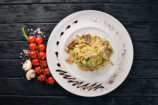 Pasta con funghi bianchi e salsa di panna Tagliateli Cucina italiana Spazio libero per il testo Vista dall'alto