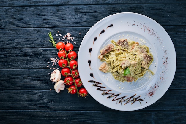 Pasta con funghi bianchi e salsa di panna Tagliateli Cucina italiana Spazio libero per il testo Vista dall'alto